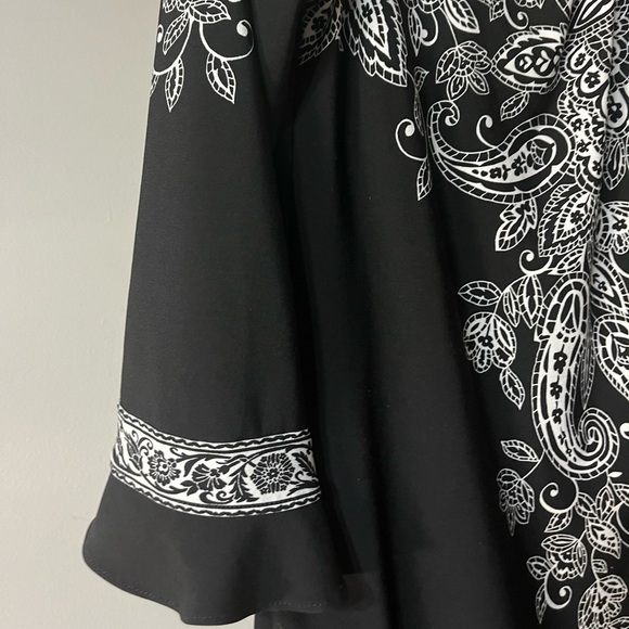 Maggy London Black three quarters sleeve white design dress. Knee length size 6 - Picture 2 of 5